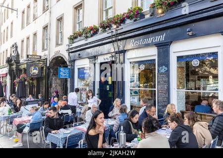 Edinburgh Grassmarket, bistro francese Petit Paris ristorante nel Grassmarket, pranzo con clienti che mangiano all'aperto e a Edimburgo, Scozia 2022 Foto Stock