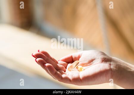 supplemento di tenuta della mano di carenza di vitamina della molla Foto Stock