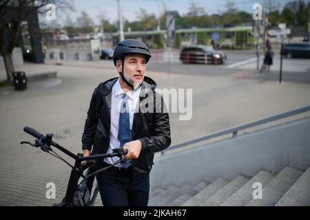 Vista ad angolo di chi viaggia per affari sulla strada del lavoro, sul trasporto della bicicletta, concetto di stile di vita sostenibile. Foto Stock