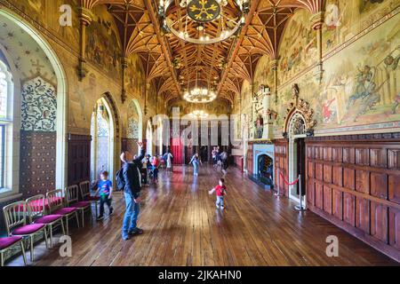 La grande sala banchetti rettangolare con murales e soffitto a volta. Al Castello di Cardiff, nel Galles, Regno Unito. Foto Stock