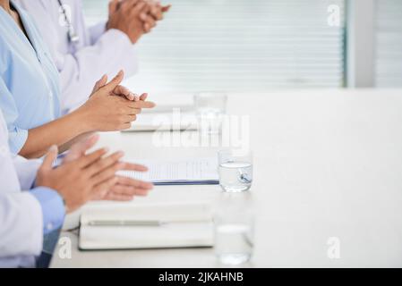 Immagine ritagliata degli operatori medici che si aggrappano al relatore durante la conferenza Foto Stock