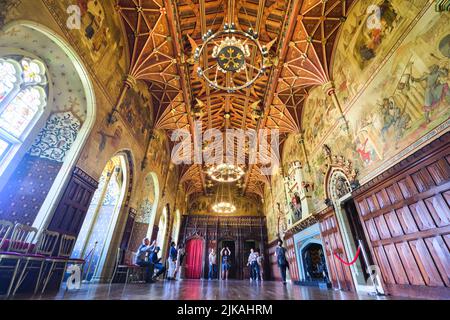 La grande sala banchetti rettangolare con murales e soffitto a volta. Al Castello di Cardiff, nel Galles, Regno Unito. Foto Stock