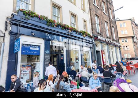 Edinburgh Grassmarket, bistro francese Petit Paris ristorante nel Grassmarket, pranzo con clienti che mangiano all'aperto e a Edimburgo, Scozia 2022 Foto Stock