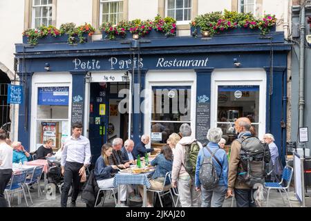 Edinburgh Grassmarket, bistro francese Petit Paris ristorante nel Grassmarket, pranzo con clienti che mangiano all'aperto e a Edimburgo, Scozia 2022 Foto Stock