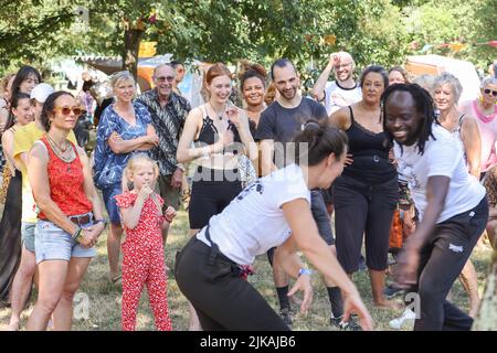 WOMAD TORNA PER TRIONFANTE 40th ANNI brasiliana Capoeira sessioni nel bellissimo arboreto ambiente a Charlton Park. • • 40.000 festeggiatori hanno partecipato al 40th anniversario della WOMAD durante i 4 giorni di stravaganza hanno visto Fatoumata Diawara, Angelique Kidjo, Kae Tempest, le labbra fiamme, Cimapunk, Fantastic Negrito, Gilberto Gil & Family e Lianne la Havas prendono le tappe • WOMAD riflette in 40 anni: 300 festival mondiali che si estendono su sei continenti per un totale di 10.000 artisti e milioni di educatori. WOMAD, Charlton Park, 28-31 luglio 2022: WOMAD tornò nel Wiltshire per celebrare la sua nascita nel 40th Foto Stock