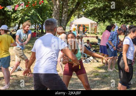 WOMAD TORNA PER TRIONFANTE 40th ANNI brasiliana Capoeira sessioni nel bellissimo arboreto ambiente a Charlton Park. • • 40.000 festeggiatori hanno partecipato al 40th anniversario della WOMAD durante i 4 giorni di stravaganza hanno visto Fatoumata Diawara, Angelique Kidjo, Kae Tempest, le labbra fiamme, Cimapunk, Fantastic Negrito, Gilberto Gil & Family e Lianne la Havas prendono le tappe • WOMAD riflette in 40 anni: 300 festival mondiali che si estendono su sei continenti per un totale di 10.000 artisti e milioni di educatori. WOMAD, Charlton Park, 28-31 luglio 2022: WOMAD tornò nel Wiltshire per celebrare la sua nascita nel 40th Foto Stock