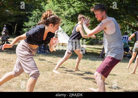 WOMAD TORNA PER TRIONFANTE 40th ANNI brasiliana Capoeira sessioni nel bellissimo arboreto ambiente a Charlton Park. • • 40.000 festeggiatori hanno partecipato al 40th anniversario della WOMAD durante i 4 giorni di stravaganza hanno visto Fatoumata Diawara, Angelique Kidjo, Kae Tempest, le labbra fiamme, Cimapunk, Fantastic Negrito, Gilberto Gil & Family e Lianne la Havas prendono le tappe • WOMAD riflette in 40 anni: 300 festival mondiali che si estendono su sei continenti per un totale di 10.000 artisti e milioni di educatori. WOMAD, Charlton Park, 28-31 luglio 2022: WOMAD tornò nel Wiltshire per celebrare la sua nascita nel 40th Foto Stock