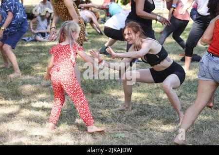 WOMAD TORNA PER TRIONFANTE 40th ANNI brasiliana Capoeira sessioni nel bellissimo arboreto ambiente a Charlton Park. • • 40.000 festeggiatori hanno partecipato al 40th anniversario della WOMAD durante i 4 giorni di stravaganza hanno visto Fatoumata Diawara, Angelique Kidjo, Kae Tempest, le labbra fiamme, Cimapunk, Fantastic Negrito, Gilberto Gil & Family e Lianne la Havas prendono le tappe • WOMAD riflette in 40 anni: 300 festival mondiali che si estendono su sei continenti per un totale di 10.000 artisti e milioni di educatori. WOMAD, Charlton Park, 28-31 luglio 2022: WOMAD tornò nel Wiltshire per celebrare la sua nascita nel 40th Foto Stock