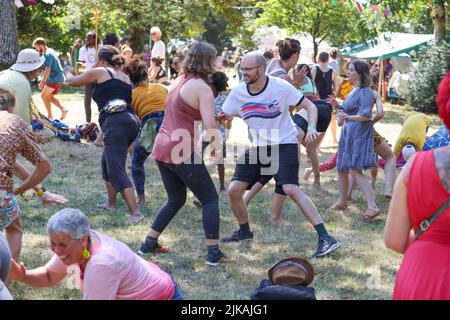 WOMAD TORNA PER TRIONFANTE 40th ANNI brasiliana Capoeira sessioni nel bellissimo arboreto ambiente a Charlton Park. • • 40.000 festeggiatori hanno partecipato al 40th anniversario della WOMAD durante i 4 giorni di stravaganza hanno visto Fatoumata Diawara, Angelique Kidjo, Kae Tempest, le labbra fiamme, Cimapunk, Fantastic Negrito, Gilberto Gil & Family e Lianne la Havas prendono le tappe • WOMAD riflette in 40 anni: 300 festival mondiali che si estendono su sei continenti per un totale di 10.000 artisti e milioni di educatori. WOMAD, Charlton Park, 28-31 luglio 2022: WOMAD tornò nel Wiltshire per celebrare la sua nascita nel 40th Foto Stock