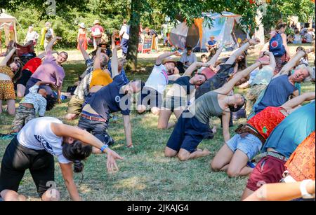 WOMAD TORNA PER TRIONFANTE 40th ANNI brasiliana Capoeira sessioni nel bellissimo arboreto ambiente a Charlton Park. • • 40.000 festeggiatori hanno partecipato al 40th anniversario della WOMAD durante i 4 giorni di stravaganza hanno visto Fatoumata Diawara, Angelique Kidjo, Kae Tempest, le labbra fiamme, Cimapunk, Fantastic Negrito, Gilberto Gil & Family e Lianne la Havas prendono le tappe • WOMAD riflette in 40 anni: 300 festival mondiali che si estendono su sei continenti per un totale di 10.000 artisti e milioni di educatori. WOMAD, Charlton Park, 28-31 luglio 2022: WOMAD tornò nel Wiltshire per celebrare la sua nascita nel 40th Foto Stock