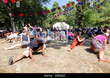 WOMAD TORNA PER TRIONFANTE 40th ANNI brasiliana Capoeira sessioni nel bellissimo arboreto ambiente a Charlton Park. • • 40.000 festeggiatori hanno partecipato al 40th anniversario della WOMAD durante i 4 giorni di stravaganza hanno visto Fatoumata Diawara, Angelique Kidjo, Kae Tempest, le labbra fiamme, Cimapunk, Fantastic Negrito, Gilberto Gil & Family e Lianne la Havas prendono le tappe • WOMAD riflette in 40 anni: 300 festival mondiali che si estendono su sei continenti per un totale di 10.000 artisti e milioni di educatori. WOMAD, Charlton Park, 28-31 luglio 2022: WOMAD tornò nel Wiltshire per celebrare la sua nascita nel 40th Foto Stock