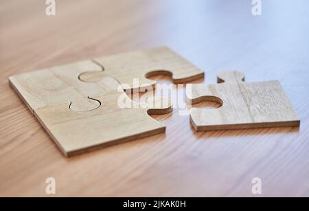 Gli affari sono solo un gioco di strategia. Pezzi di puzzle che si trovano su una scrivania in un ufficio vuoto durante il giorno. Foto Stock