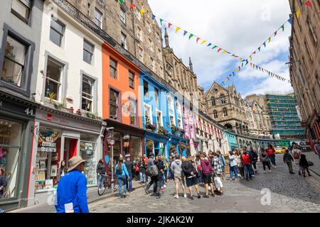 Victoria Street Edinburgh, strada acciottolata ed edifici colorati in questa strada della città vecchia che prende il nome dalla regina Victoria, Scozia, Regno Unito Foto Stock