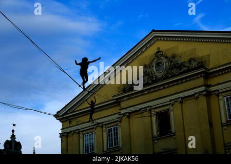 Lublino, Polonia 29 luglio 2022. Silhouette di giovani uomini che camminano su un tensionatore al Festival Urban Highline Foto Stock