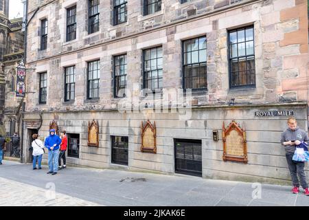 Il ristorante scozzese Witchery sul Royal Mile Edinburgh in un giorno d'estate, la facciata del ristorante castello e Boswell Court, Scozia, Regno Unito Foto Stock