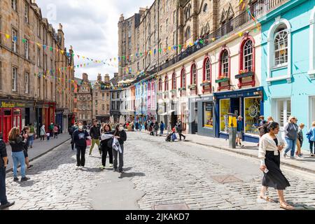 Victoria Street, centro storico di Edimburgo, strade acciottolate e negozi colorati, giornata estiva soleggiata nel luglio 2022, Scozia, Regno Unito Foto Stock