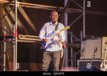 WOMAD TORNA PER IL TRIONFANTE 40th ANNIVERSARIO Fatoumata Diawara si esibisce sul palco Open Air. • • 40.000 festeggiatori hanno partecipato al 40th anniversario della WOMAD durante i 4 giorni di stravaganza hanno visto Fatoumata Diawara, Angelique Kidjo, Kae Tempest, le labbra fiamme, Cimapunk, Fantastic Negrito, Gilberto Gil & Family e Lianne la Havas prendono le tappe • WOMAD riflette in 40 anni: 300 festival mondiali che si estendono su sei continenti per un totale di 10.000 artisti e milioni di educatori. WOMAD, Charlton Park, 28-31 luglio 2022: WOMAD è tornato nel Wiltshire per celebrare il suo 40th compleanno, un momento di riferimento e quello del Regno Unito Foto Stock