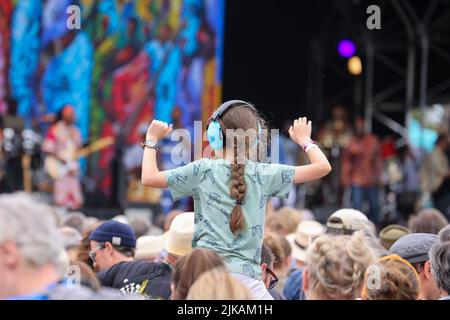 Osibisa si esibisce nella fase Open Air WOMAD RITORNA PER IL TRIONFANTE 40th° ANNIVERSARIO • 40.000 festeggiatori hanno partecipato al 40th° anniversario della WOMAD • i 4 giorni di stravaganza hanno visto Fatoumata Diawara, Angelique Kidjo, Kae Tempest, The Flaming Lips, Cimapunk, Fantastic Negrito, Gilberto Gil & Family e Lianne la Havas prendono le tappe • WOMAD riflette in 40 anni: 300 festival mondiali che si estendono su sei continenti per un totale di 10.000 artisti e milioni di educatori. WOMAD, Charlton Park, 28-31 luglio 2022: WOMAD è tornato nel Wiltshire per celebrare il suo compleanno del 40th, un momento storico e il primo da allora in poi nel Regno Unito Foto Stock