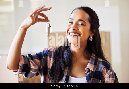 Questa è un'occasione per creare nuovi ricordi: Una giovane donna che mostra le chiavi della sua nuova casa. Foto Stock