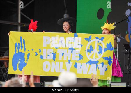 Il gruppo folk-pop coreano ADG7 si esibisce nella fase all'aperto WOMAD RITORNA PER IL TRIONFANTE 40th° ANNIVERSARIO • 40.000 festeggiatori hanno partecipato al 40th° anniversario della WOMAD • i 4 giorni di stravaganza hanno visto Fatoumata Diawara, Angelique Kidjo, Kae Tempest, The Flaming Lips, Cimapunk, Fantastic Negrito, Gilberto Gil & Family e Lianne la Havas prendono le tappe • WOMAD riflette in 40 anni: 300 festival mondiali che si estendono su sei continenti per un totale di 10.000 artisti e milioni di educatori. WOMAD, Charlton Park, 28-31 luglio 2022: WOMAD è tornato nel Wiltshire per celebrare il suo 40th compleanno, un momento di riferimento e. Foto Stock