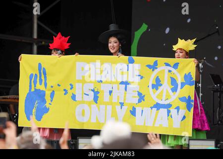 Il gruppo folk-pop coreano ADG7 si esibisce nella fase all'aperto WOMAD RITORNA PER IL TRIONFANTE 40th° ANNIVERSARIO • 40.000 festeggiatori hanno partecipato al 40th° anniversario della WOMAD • i 4 giorni di stravaganza hanno visto Fatoumata Diawara, Angelique Kidjo, Kae Tempest, The Flaming Lips, Cimapunk, Fantastic Negrito, Gilberto Gil & Family e Lianne la Havas prendono le tappe • WOMAD riflette in 40 anni: 300 festival mondiali che si estendono su sei continenti per un totale di 10.000 artisti e milioni di educatori. WOMAD, Charlton Park, 28-31 luglio 2022: WOMAD è tornato nel Wiltshire per celebrare il suo 40th compleanno, un momento di riferimento e. Foto Stock