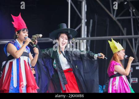 Il gruppo folk-pop coreano ADG7 si esibisce nella fase all'aperto WOMAD RITORNA PER IL TRIONFANTE 40th° ANNIVERSARIO • 40.000 festeggiatori hanno partecipato al 40th° anniversario della WOMAD • i 4 giorni di stravaganza hanno visto Fatoumata Diawara, Angelique Kidjo, Kae Tempest, The Flaming Lips, Cimapunk, Fantastic Negrito, Gilberto Gil & Family e Lianne la Havas prendono le tappe • WOMAD riflette in 40 anni: 300 festival mondiali che si estendono su sei continenti per un totale di 10.000 artisti e milioni di educatori. WOMAD, Charlton Park, 28-31 luglio 2022: WOMAD è tornato nel Wiltshire per celebrare il suo 40th compleanno, un momento di riferimento e. Foto Stock