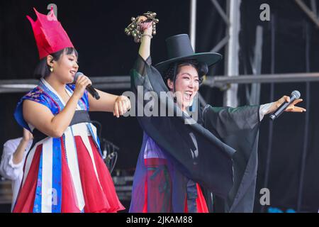 Il gruppo folk-pop coreano ADG7 si esibisce nella fase all'aperto WOMAD RITORNA PER IL TRIONFANTE 40th° ANNIVERSARIO • 40.000 festeggiatori hanno partecipato al 40th° anniversario della WOMAD • i 4 giorni di stravaganza hanno visto Fatoumata Diawara, Angelique Kidjo, Kae Tempest, The Flaming Lips, Cimapunk, Fantastic Negrito, Gilberto Gil & Family e Lianne la Havas prendono le tappe • WOMAD riflette in 40 anni: 300 festival mondiali che si estendono su sei continenti per un totale di 10.000 artisti e milioni di educatori. WOMAD, Charlton Park, 28-31 luglio 2022: WOMAD è tornato nel Wiltshire per celebrare il suo 40th compleanno, un momento di riferimento e. Foto Stock