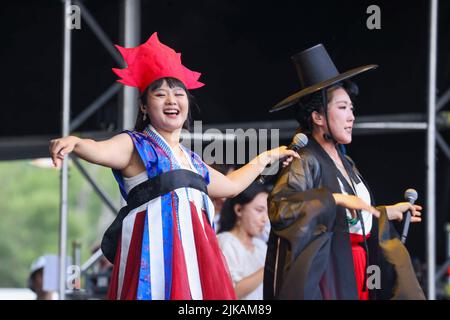 Il gruppo folk-pop coreano ADG7 si esibisce nella fase all'aperto WOMAD RITORNA PER IL TRIONFANTE 40th° ANNIVERSARIO • 40.000 festeggiatori hanno partecipato al 40th° anniversario della WOMAD • i 4 giorni di stravaganza hanno visto Fatoumata Diawara, Angelique Kidjo, Kae Tempest, The Flaming Lips, Cimapunk, Fantastic Negrito, Gilberto Gil & Family e Lianne la Havas prendono le tappe • WOMAD riflette in 40 anni: 300 festival mondiali che si estendono su sei continenti per un totale di 10.000 artisti e milioni di educatori. WOMAD, Charlton Park, 28-31 luglio 2022: WOMAD è tornato nel Wiltshire per celebrare il suo 40th compleanno, un momento di riferimento e. Foto Stock