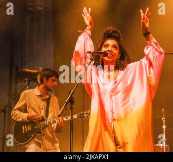 Malmesbury Wiltshire. Festival delle donne 40 . Hollie Cook dal Regno Unito, che si esibisce sul palco D&B. Foto Stock