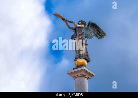 Statua di un angelo che soffia una tromba dallo scultore Romas Vilčiauskas a Uzupis (Užupis) - quartiere popolare tra gli artisti di Vilnius Foto Stock