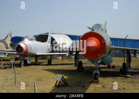 Mikoyan Gurevich MIG-21 SPS 959, F-86 Sabre, Midland Air Museum, Coventry, Baginton, Warwickshire, Inghilterra, Regno Unito. Foto Stock