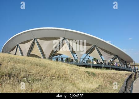 SANLIURFA, TURCHIA - 29 MAGGIO 2022: I turisti che visitano il sito antico di Gobeklitepe Foto Stock