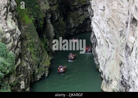 CHONGQING, CINA - 1 AGOSTO 2022 - i turisti prendono una corsa in barca attraverso il fiume sommerso, conosciuto come Geocentric, per rinfrescarsi dal calore estivo a Cho Foto Stock