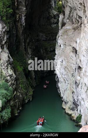 CHONGQING, CINA - 1 AGOSTO 2022 - i turisti prendono una corsa in barca attraverso il fiume sommerso, conosciuto come Geocentric, per rinfrescarsi dal calore estivo a Cho Foto Stock