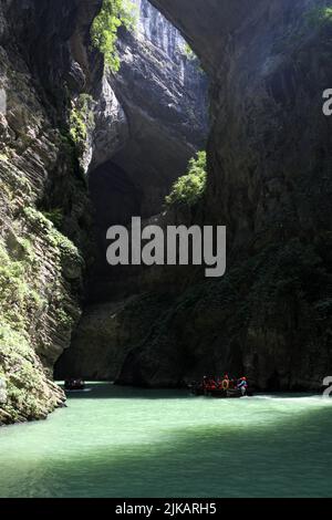 CHONGQING, CINA - 1 AGOSTO 2022 - i turisti prendono una corsa in barca attraverso il fiume sommerso, conosciuto come Geocentric, per rinfrescarsi dal calore estivo a Cho Foto Stock