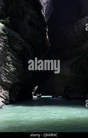 CHONGQING, CINA - 1 AGOSTO 2022 - i turisti prendono una corsa in barca attraverso il fiume sommerso, conosciuto come Geocentric, per rinfrescarsi dal calore estivo a Cho Foto Stock