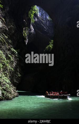 CHONGQING, CINA - 1 AGOSTO 2022 - i turisti prendono una corsa in barca attraverso il fiume sommerso, conosciuto come Geocentric, per rinfrescarsi dal calore estivo a Cho Foto Stock