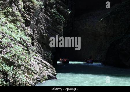 CHONGQING, CINA - 1 AGOSTO 2022 - i turisti prendono una corsa in barca attraverso il fiume sommerso, conosciuto come Geocentric, per rinfrescarsi dal calore estivo a Cho Foto Stock