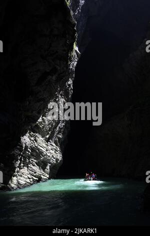 CHONGQING, CINA - 1 AGOSTO 2022 - i turisti prendono una corsa in barca attraverso il fiume sommerso, conosciuto come Geocentric, per rinfrescarsi dal calore estivo a Cho Foto Stock