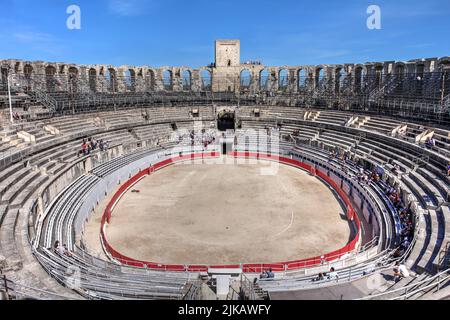 L'Anfiteatro di Arles (Arènes d'Arles) nel sud della Francia risale al 90 d.C. ed è costruito per ospitare 20'000 spettatori. Interessante, la struttura w Foto Stock