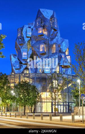 La torre di Frank Gehry nel cuore DELLA LUMA Arles, un centro d'arte nel sud della Francia aperto nel 2021. Si dice che l'architetto sia stato istintato da Foto Stock