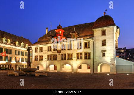 Scena notturna a Thun, in Svizzera, catturata nella Piazza del Municipio con lo storico municipio risalente al 1685. Foto Stock