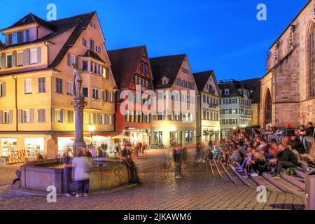 Serata estiva in Piazza Holzmarkt, nella città universitaria di Tübingen, nella regione tedesca del Baden-Württemberg. Foto Stock