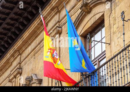 Oviedo, Spagna - 21 luglio 2022: Bandiere di Spagna e Asturie sull'antico edificio della piazza antica del centro storico della città Foto Stock