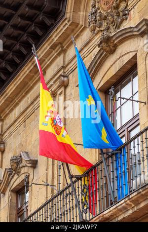 Oviedo, Spagna - 21 luglio 2022: Bandiere di Spagna e Asturie sull'antico edificio della piazza antica del centro storico della città Foto Stock