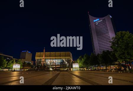 Lipsia, Germania - 02 luglio 2022: Sala concerti Gewandhaus e City Hochhaus sulla piazza Augustus. Il Mendebrunnen di fronte alla sala concerti. Foto Stock