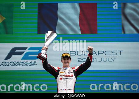 Podio, Pourchaire Theo (fra), ART Grand Prix, Dallara F2, ritratto nel corso del round 10th del Campionato FIA di Formula 2 2022, dal 28 al 31 luglio 2022 sull'Hungaroring, a Mogyorod, Ungheria - Foto: Sebastian Rozendaal/DPPI/LiveMedia Foto Stock