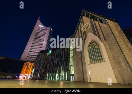 Lipsia, Germania - 02 luglio 2022: Centro della città di notte. Il nuovo Paulinum dell'Università di Lipsia si trova nel sito della vecchia chiesa universitaria Foto Stock