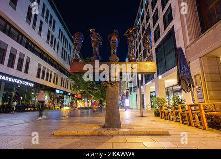 Lipsia, Germania - 02 luglio 2022: Il centro della città della metropoli della sassonia di notte. La Grimmaische Strasse con i contemporanei „ Unzeit Foto Stock