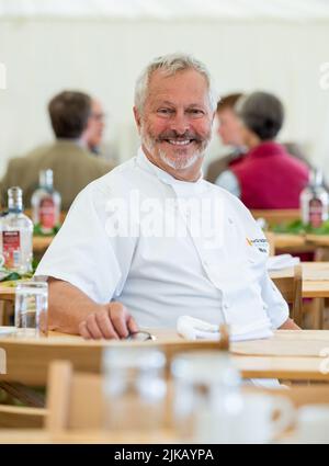 Chef Nick Nairn che ospita il nuovo ristorante lungo il fiume alla GWCT Scottish Game Fair 2022, Scone Palace, Perthshire Foto Stock